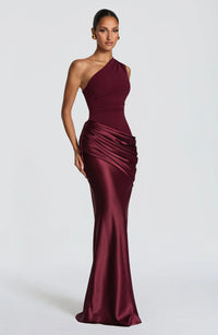 Robe sirène en satin une épaule