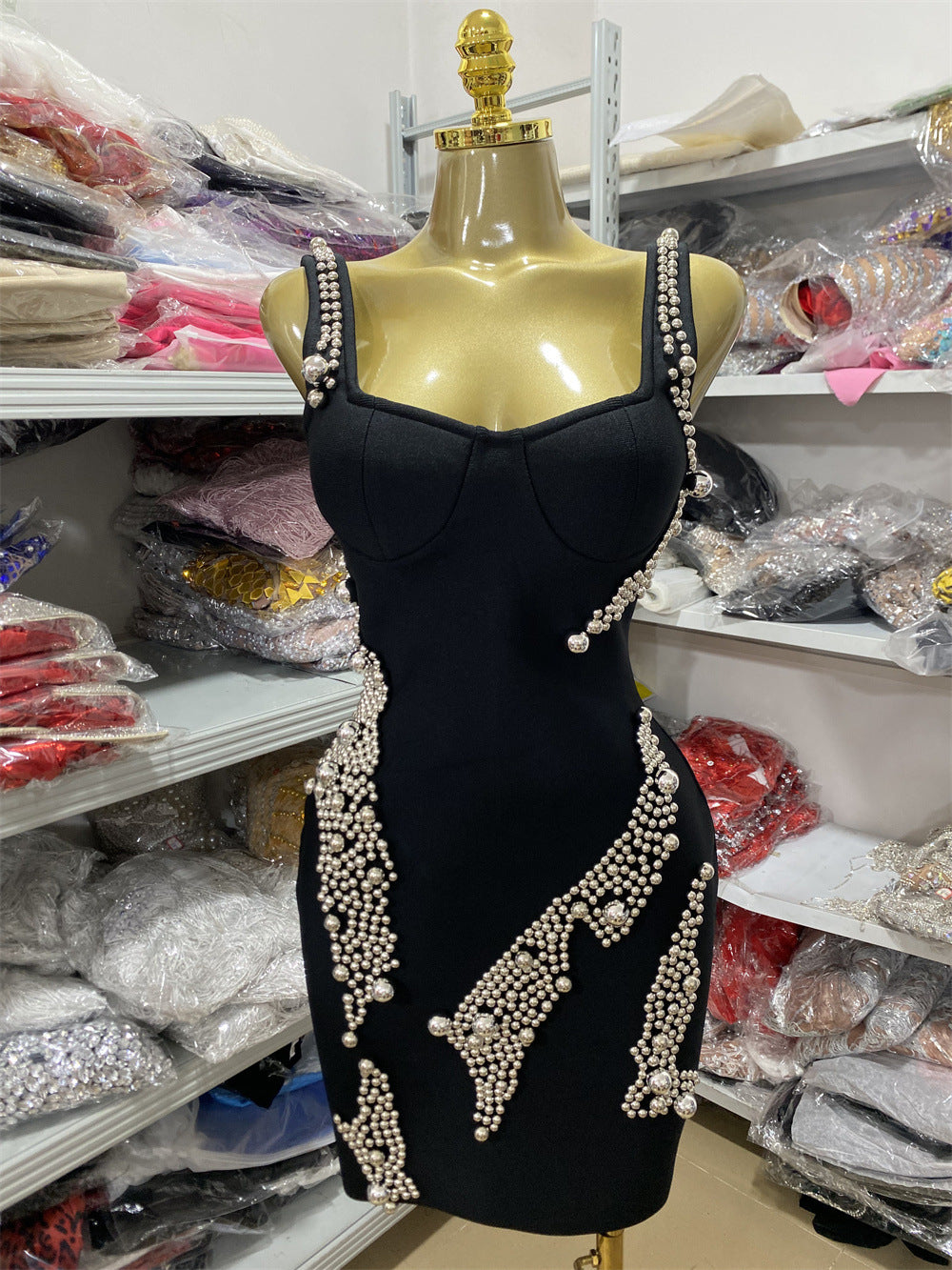 Robe bandage à perles