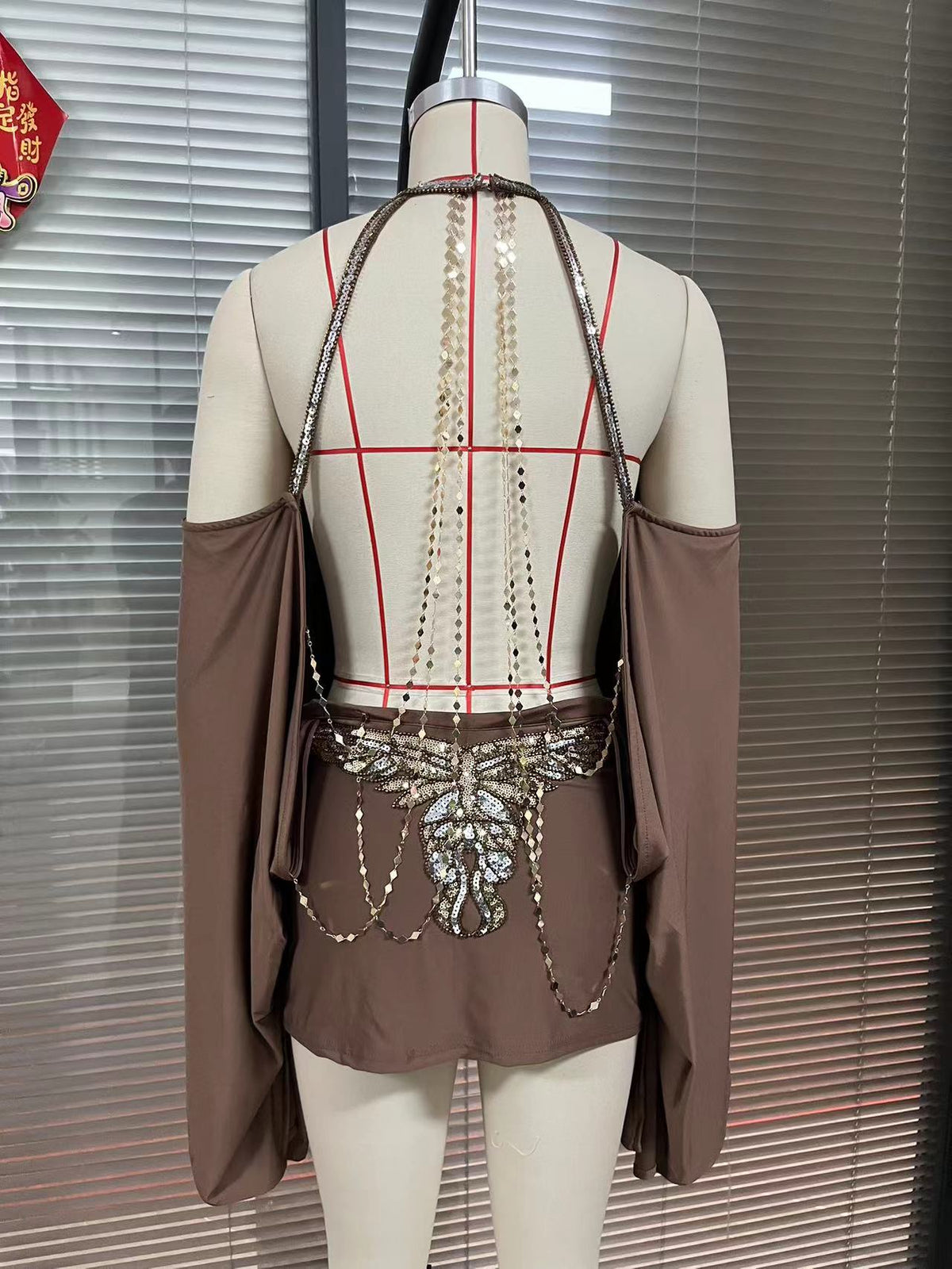 Robe mini à sequins papillon dos nu