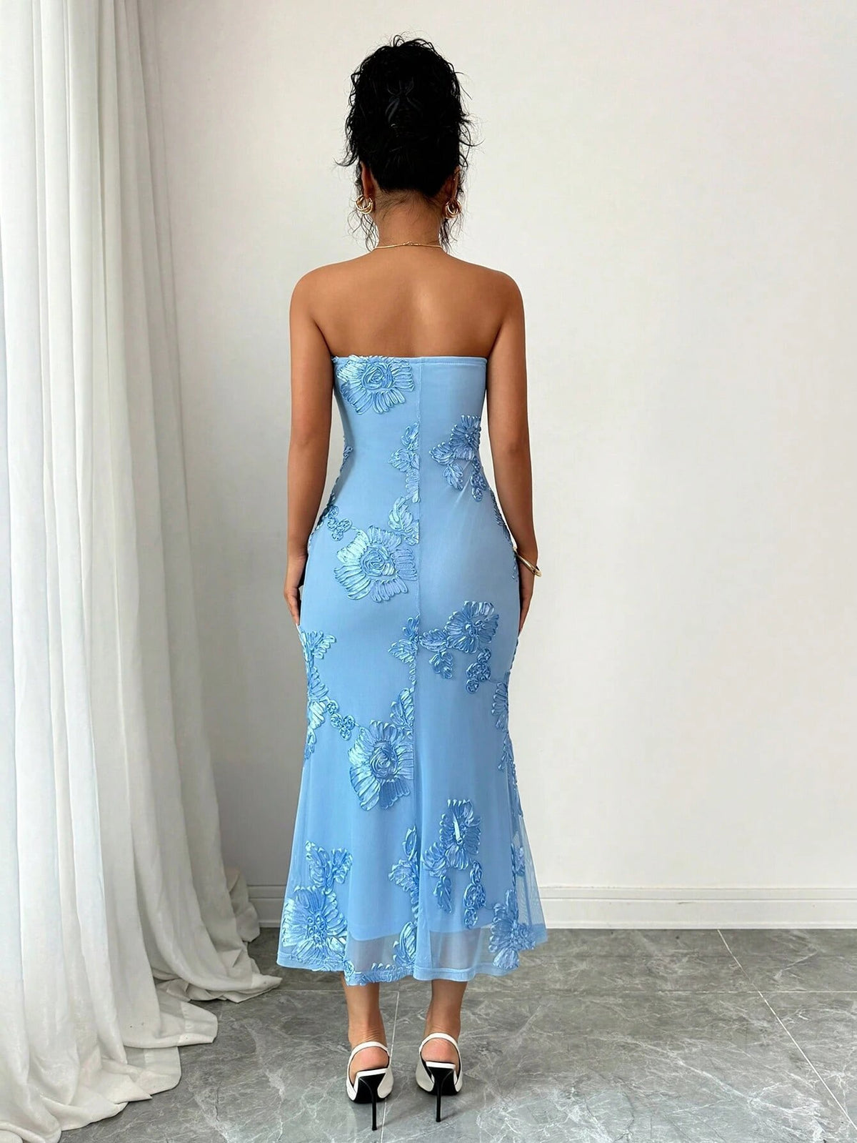 Robe de soirée brodée dos nu