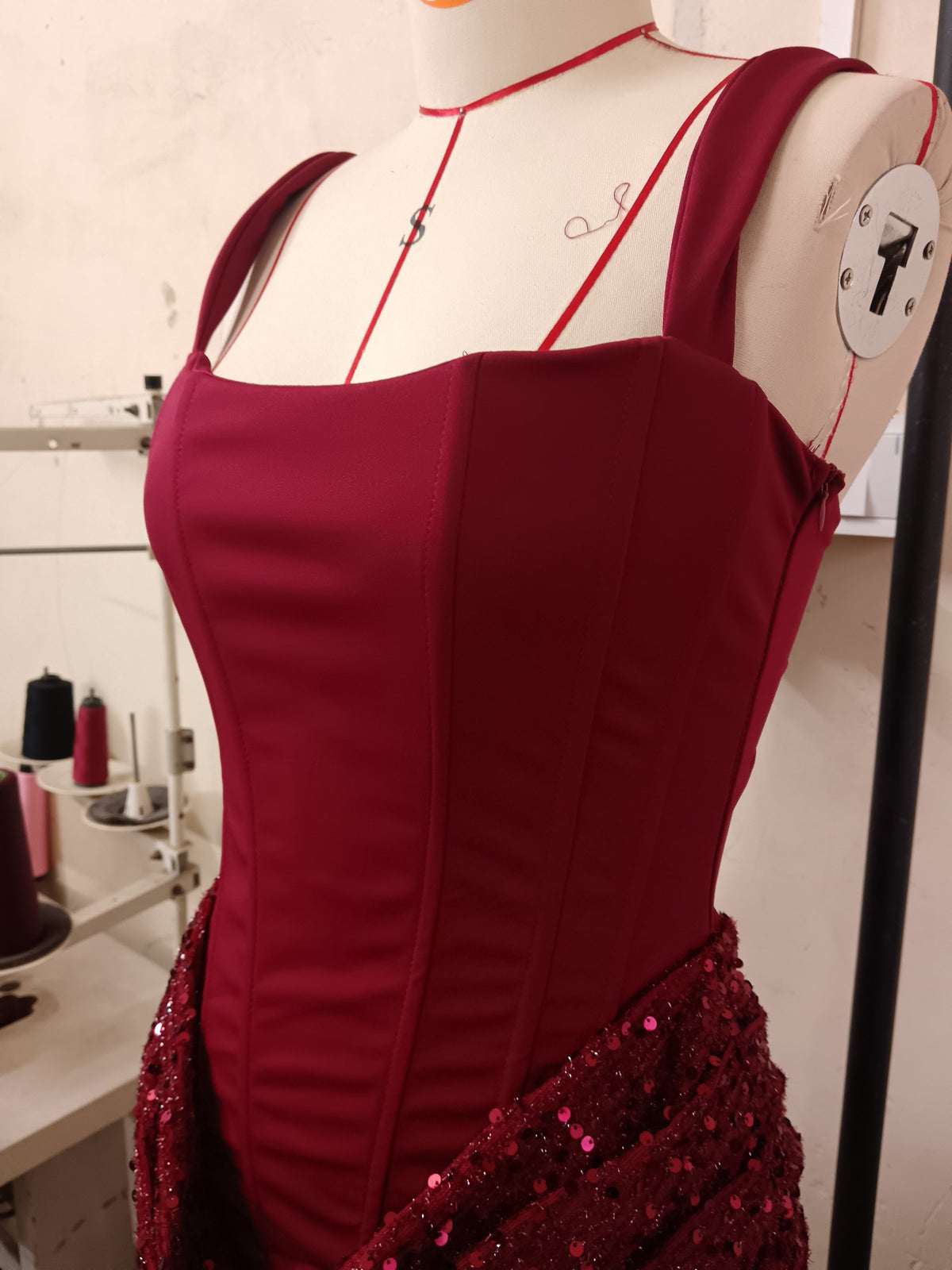 Robe brillante à découpes col rond