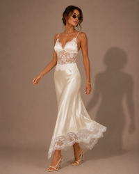 Robe longue en dentelle col V plongeant