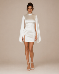 Robe en satin à manches cape, Preencess