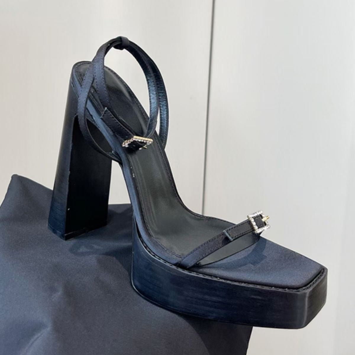 Sandales à bride bout carré talon 11 cm