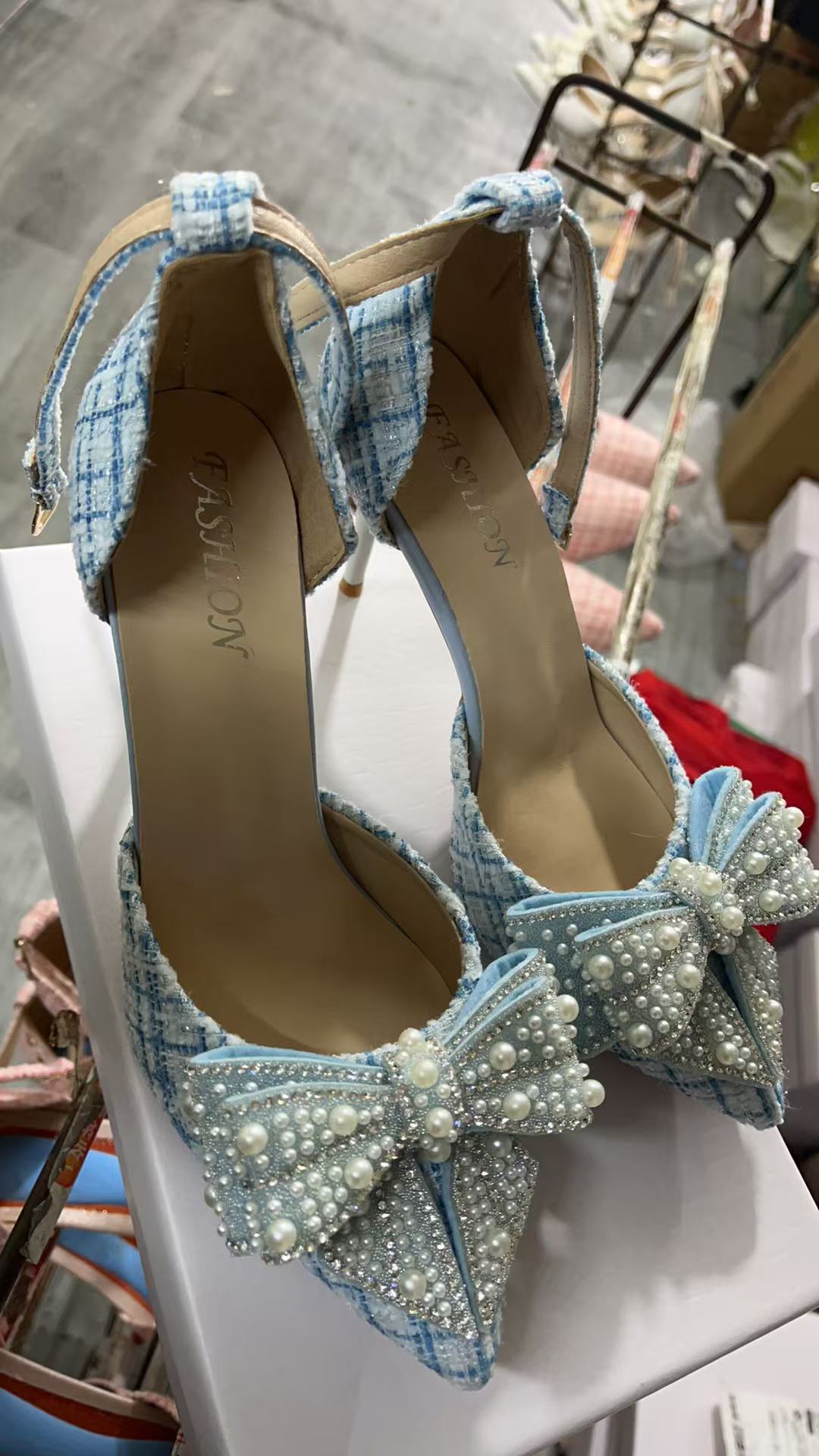 Sandales à nœud et strass talon 8 cm