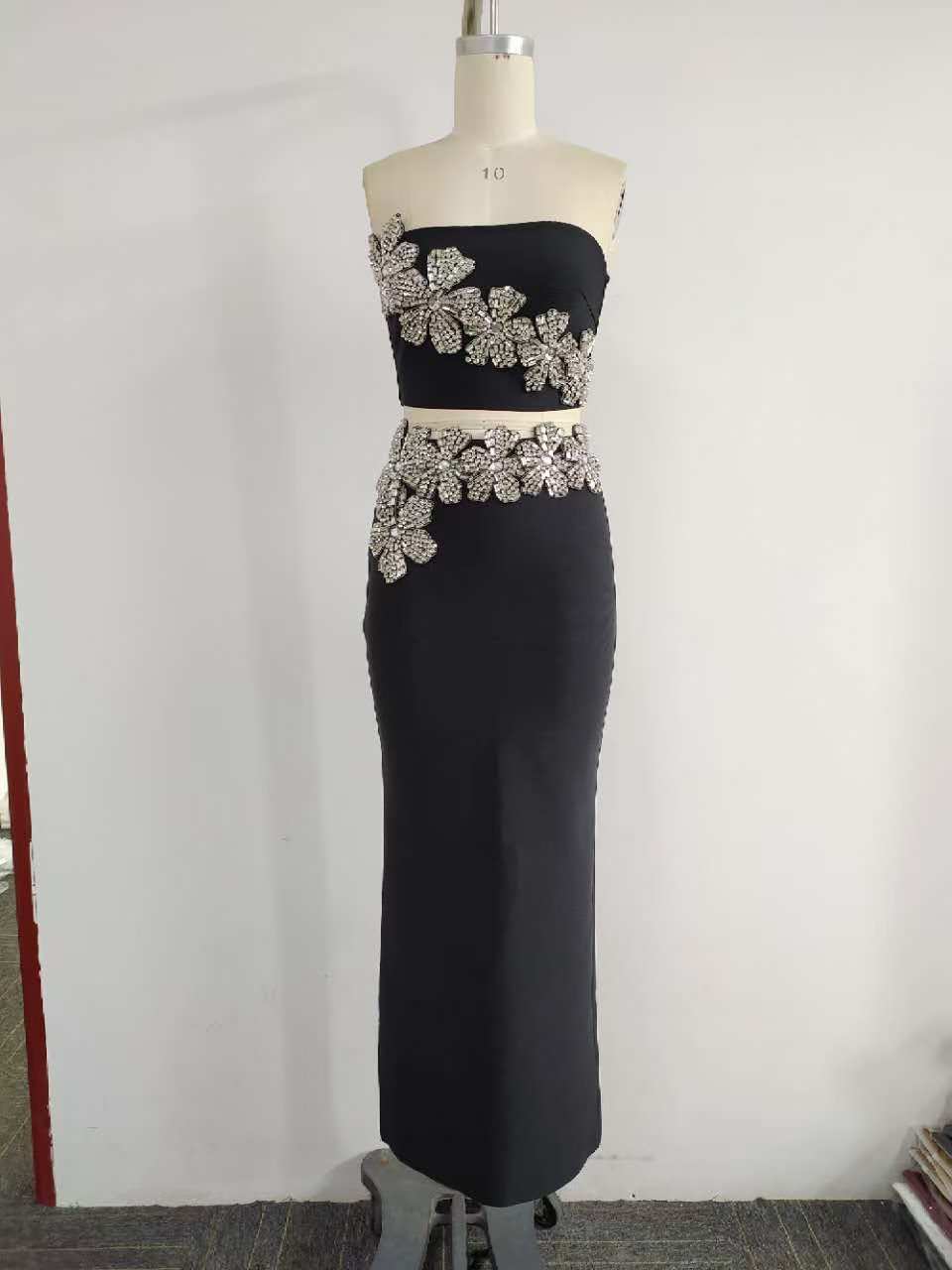 Ensemble bustier à strass et jupe longue moulante