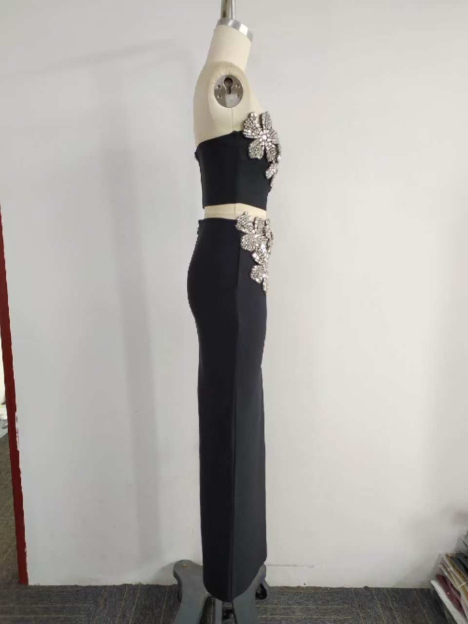 Ensemble bustier à strass et jupe longue moulante